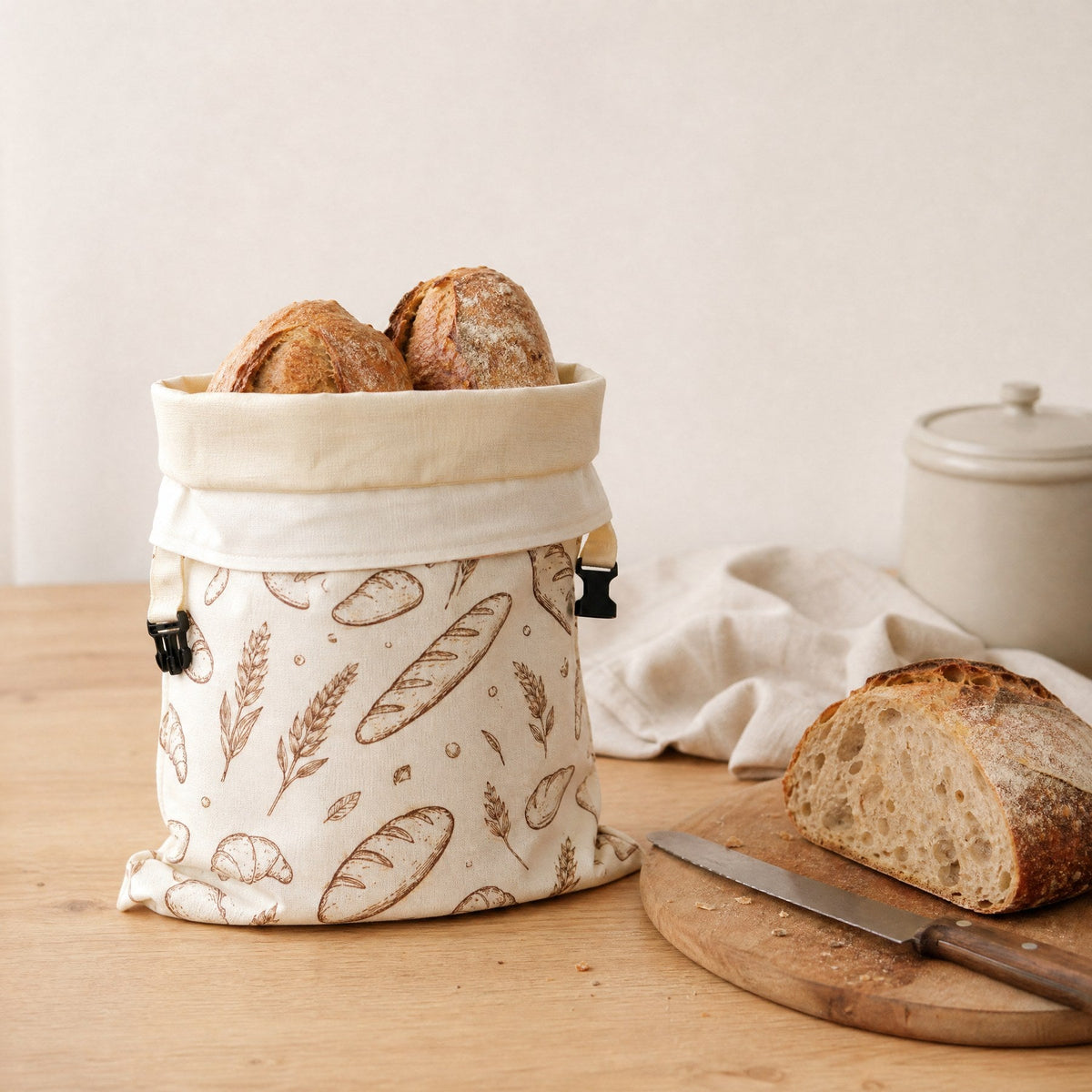 Bienenwachs-Brotbeutel mit Brot auf der Arbeitsplatte