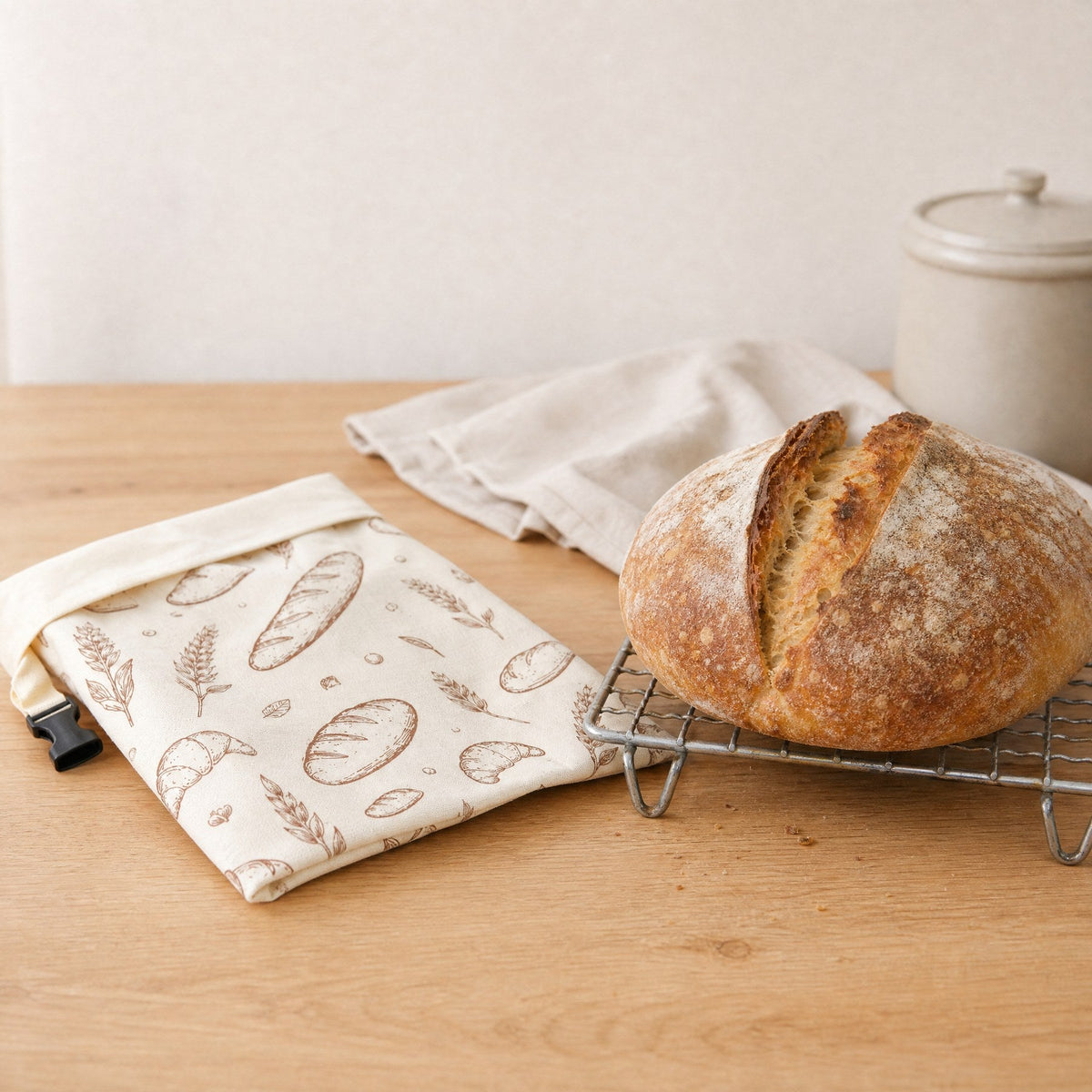 Frisches Brot kühlt auf einem Gitter ab