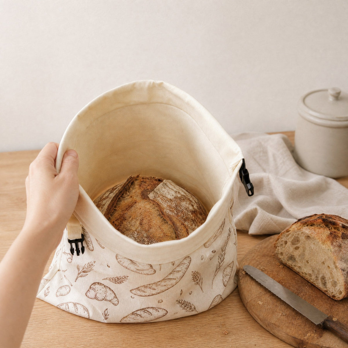 Blick in den geöffneten Brotbeutel
